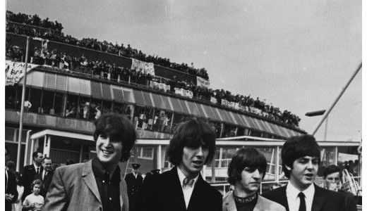 O chitară a Beatles-ilor a fost cumpărată cu 408.000 dolari, la o licitaţie la New York.