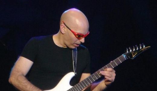 Bisuri cu publicul în picioare la concertul lui Joe Satriani la Bucureşti.