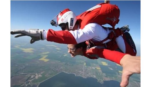 FOTO: ADRENALINĂ, muzică şi PARAŞUTISM! Află unde s-a mutat polul distracţiei în aer liber!.