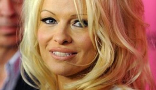 VIDEO. O reclamă cu Pamela Anderson,  interzisă în Marea Britanie: "Este sexistă şi ...