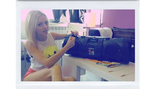 De ziua ei, Alexandra Stan face cadouri!