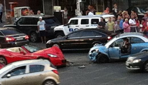 Cântăreţul Adrian Minune, implicat într-un accident rutier.