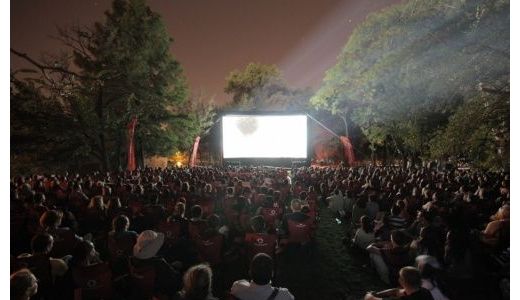 Proiecţii de film în aer liber în marile oraşe.