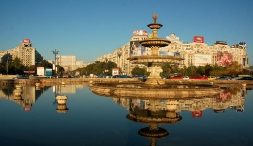 Spectacol cu apă colorată în centrul Bucureştiului.