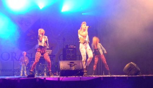Corina – o mamica cool! Isi ia baietelul cu ea la concerte!