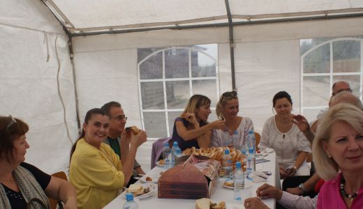 Felicia Filip si Iuliana Marciuc au invatat sa gateasca gogosi cu magiun