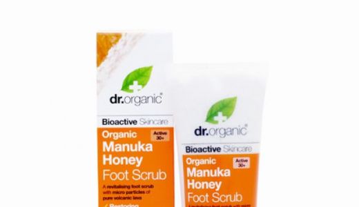 Ingrijirea naturala pentru picioarele tale incepe cu scrubul Dr. Organic