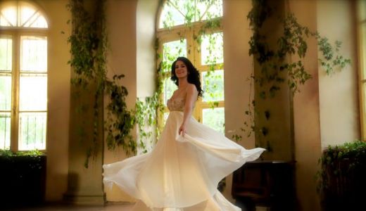 FOTO. Soprana Angela Gheorghiu lansează un nou oclip, pentru piesa “Copacul”.