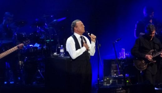 Julio Iglesias, ovaţionat de peste 8000 spectatori.