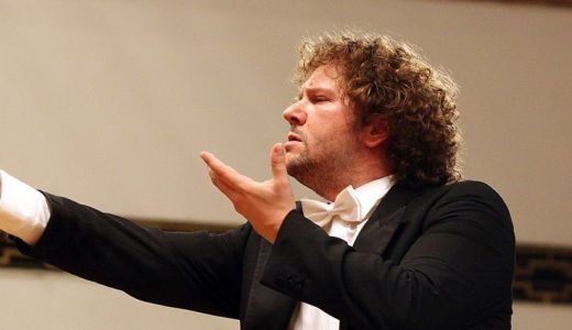 Dirijorul bulgar Martin Panteleev şi violoncelistul Răzvan Suma, în concert la Sala Radio.