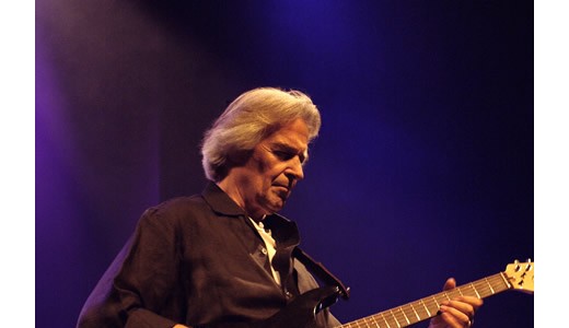 In Romania, John McLaughlin vrea camere cu ferestre deschise