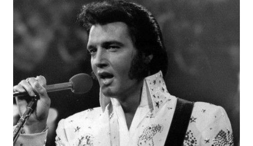 Celebrii pantofi albaştri ai lui Elvis Presley, vânduţi la licitaţie.