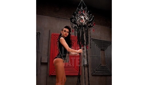 Giulia arata incitant in noul videoclip Dj Project