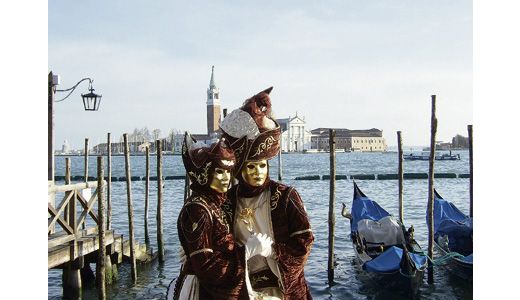 Carnavalul de la Veneţia se mută la Bucureşti.