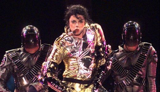 Michael Jackson, agresiv cu cimpanzeul său.