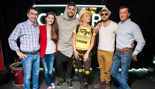Ce a observat Delia, pe plaja, la filmarile clipului 'A lu' Mamaia': "Erau doi salvamari in colanti, foarte draguti!"