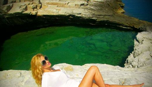Plaja s-a cutremurat! Julia Jianu, periculos de sexy in Grecia!