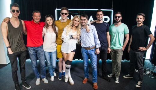 CORINA LA KISS FM: AM FOARTE MULTI BAIETI FRUMOSI PRIN PREAJMA