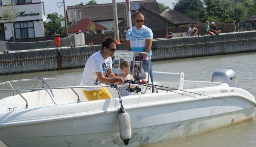 In Delta, Dan Negru si-a invatat fiica sa pescuiasca!