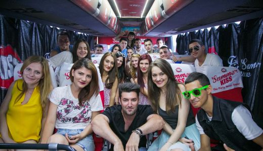 Smiley i-a invatat pe fani cum se canta la „buget” - video