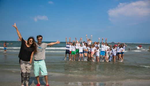 Insarcinata in patru luni, Antonia a cantat pentru fani pe drumul catre mare