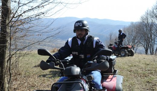 Flavian Crizboi a executat demonstratii de cross enduro cu ATV-ul pe Dealul Matau
